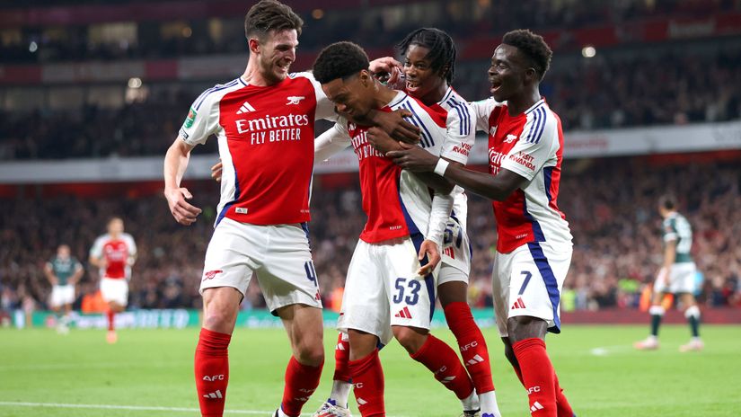 Nwaneri is congratulated by Rice, Nichols nad Saka after scoring (©Alex Pantling/Getty Images)