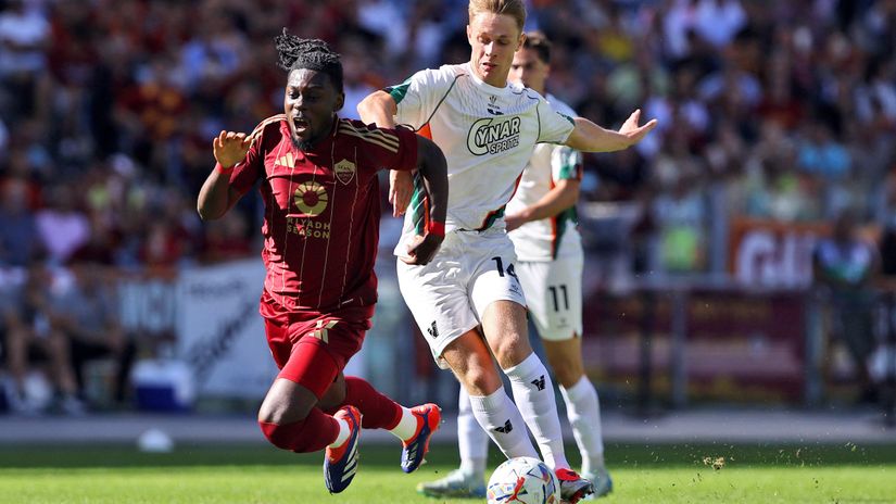 Hans Nicolussi Caviglia of Venezia and Kouadio Kone' of Roma in action on Sunday (©AFP)