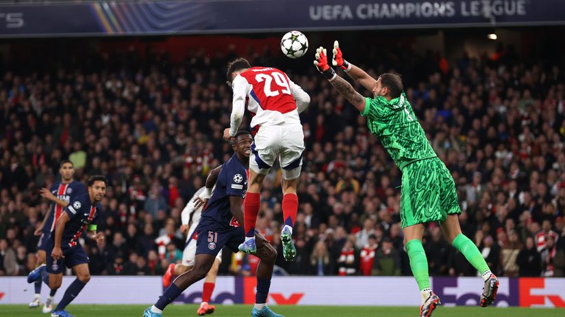 Havertz scores as he nails a header in front of Donnarumma (©Julian Finney/Getty Images)