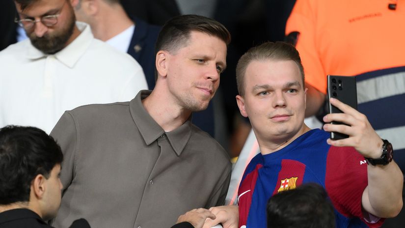 Szczesny with a Barcelona fan (©Getty Images)