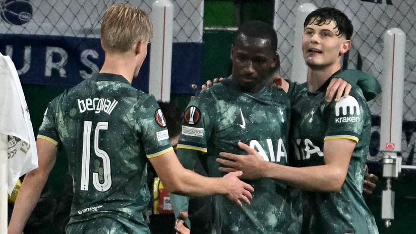Sarr celebrating his opener with teammates(©AFP)