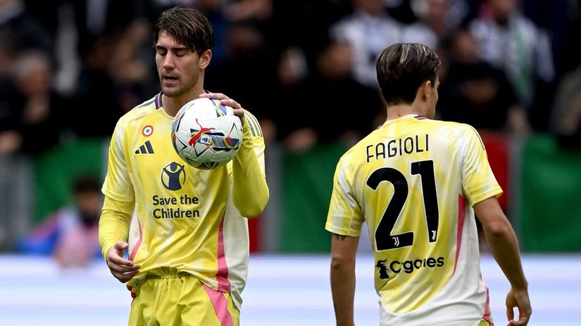 Disappointed Vlahovic and Fagioli(©AFP)