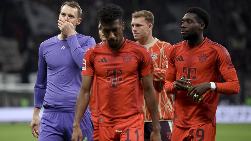 Disappointed Bayern Munich players leaving the pitch (©Alex Grimm/Getty Images)