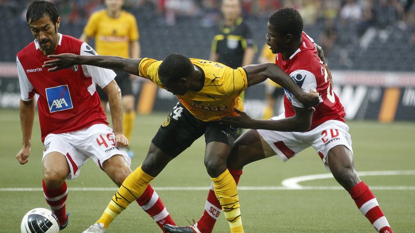 Hugo Viana (left) in action for Braga back in 2011 (©REUTERS/Pascal Lauener)