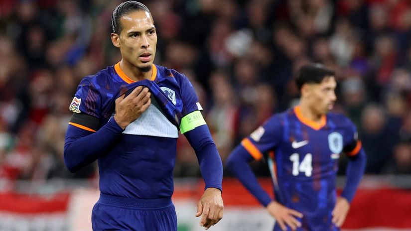Virgil van Dijk leaves the pitch after being sent off (©REUTERS/Bernadett Szabo)