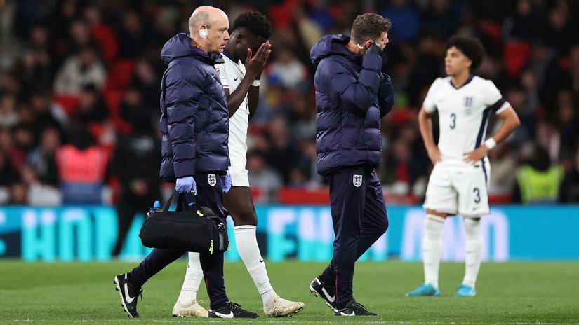 Saka of England reacts as he leaves the field to be substituted after receiving medical treatment against Greece (©Ryan Pierse/Getty Images)