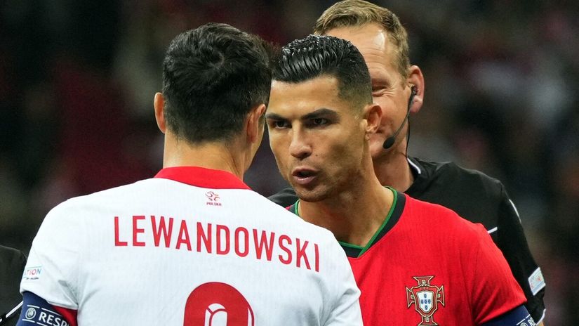 Lewandowski and Cristiano shaking hands before the kick-off (©REUTERS/Aleksandra Szmigiel)