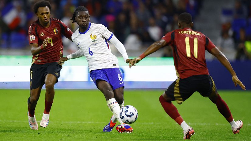 Manu Kone of France between Openda and Lukebakio of Belgium (©REUTERS/Sarah Meyssonnier)