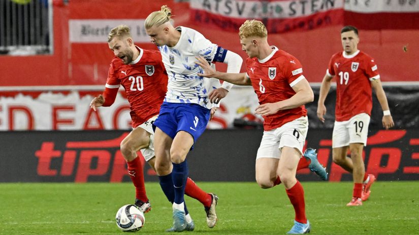 Haaland surronded by two Austrian players (©REUTERS/Elisabeth Mandl)