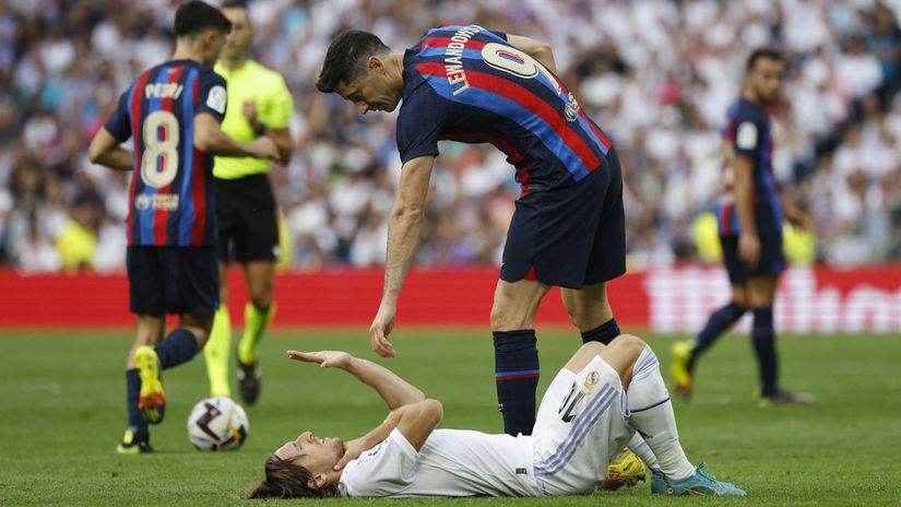 Lewa and Modric (©REUTERS/Susana Vera)