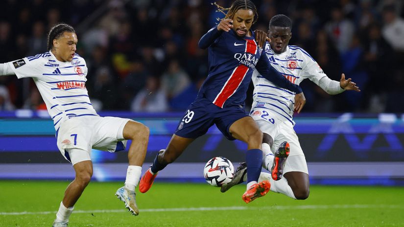 Barcola of PSG between two Strasbourg players (©)
