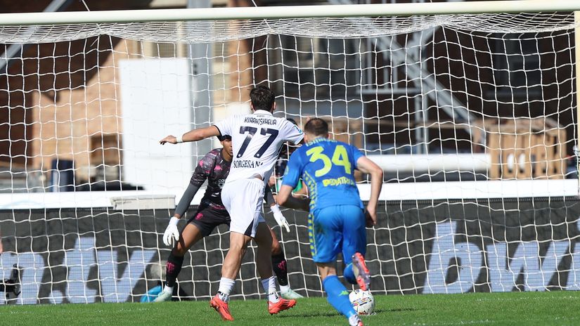 Kvaratskhelia converting the penalty (©Getty Images)