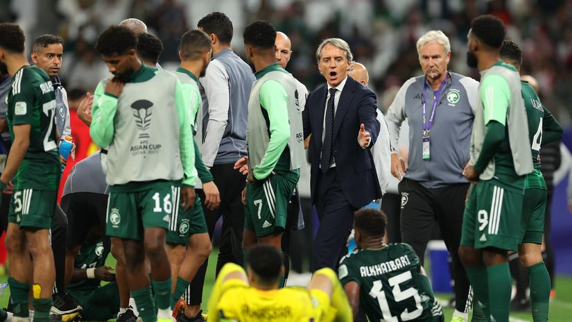 Roberto Mancini with the Saudi Arabia squad (©Getty Images)