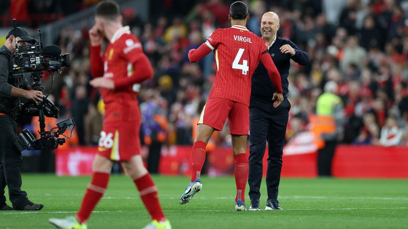 Slot and Van Dijk were happy after the Chelsea tie (©Carl Recine/Getty Images)