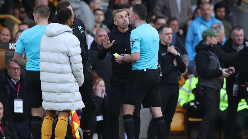 Gary O'Neil, Manager of Wolverhampton Wanderers, protests to Referee Chris Kavanagh after Manchester City's second goal (©Ryan Pierse/Getty Images)