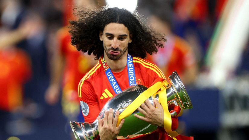 Cucurella celebrates with the EURO trophy(©Reuters/Lisi Niesner/Gallo Images)