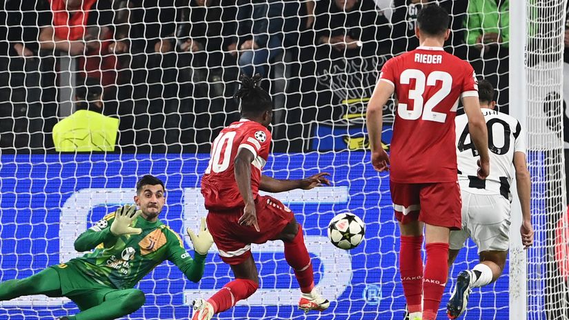 Toure nets the winner for Stuttgart(©AFP)