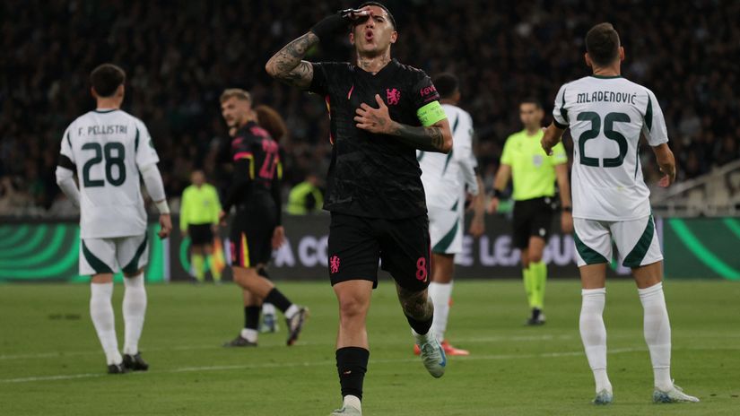 Enzo Fernandes against PAO tonight (©REUTERS/Louiza Vradi)