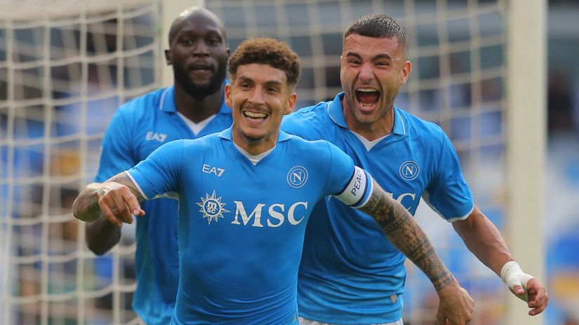 Di Lorenzo celebrates the winner with Buongiorno and Lukaku(©AFP)