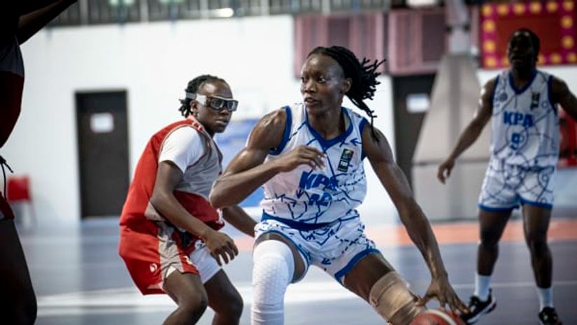Nkem Akariwe shileds the ball from Michèle Sokoudjou © FIBA 