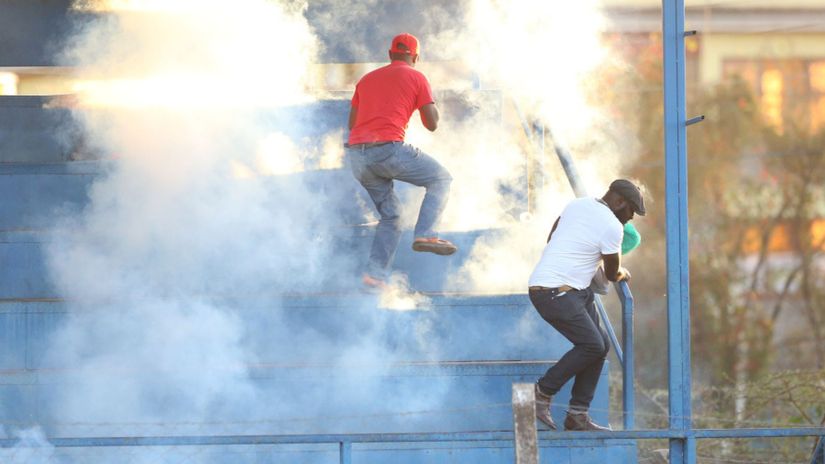 Gor Mahia coach reportedly assaulted as chaos erupt after Murang'a Seal draw [VIDEO]