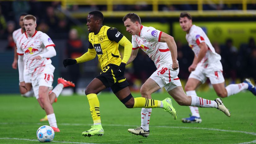 Bynoe-Gittens of Borussia Dortmund runs with the ball under pressure from Leipzig players (©Dean Mouhtaropoulos/Getty Images)