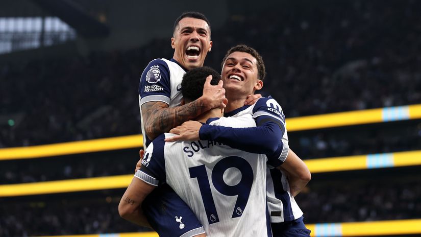 Porro, Johnson, and Solanke of Tottenham celebrate the Spurs' lead(©Ryan Pierse/Getty Images)