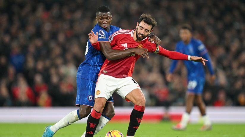 The two scorers, Caicedo of Chelsea and Fernandes of United, in a duel(©Michael Regan/Getty Images)