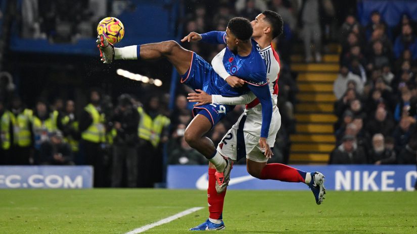 Wesley Fofana of Chelsea shoots whilst under pressure from William Saliba of Arsenal (©Mike Hewitt/Getty Images)