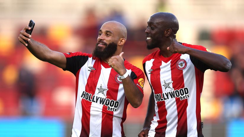 Mbeumo and Wissa taking a selfie(©Alex Pantling/Getty Images)