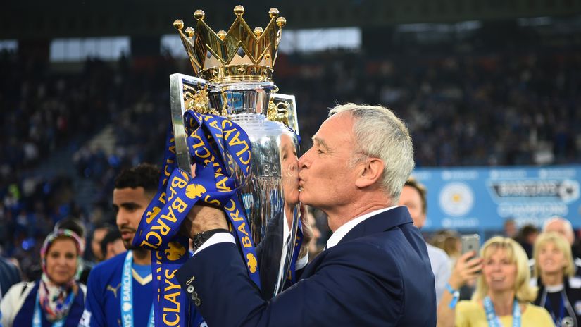Ranieri with the Premier League trophy(©Shaun Botterill/Getty Images)