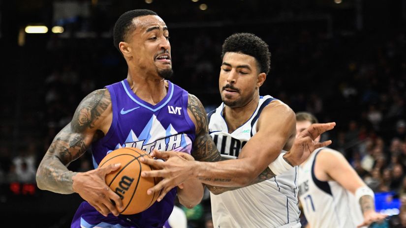 Collins of Utah in action against Grimes of Dallas(©AFP)