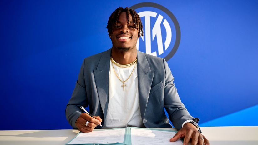 Yann Bisseck puts a pen on paper (©Inter)