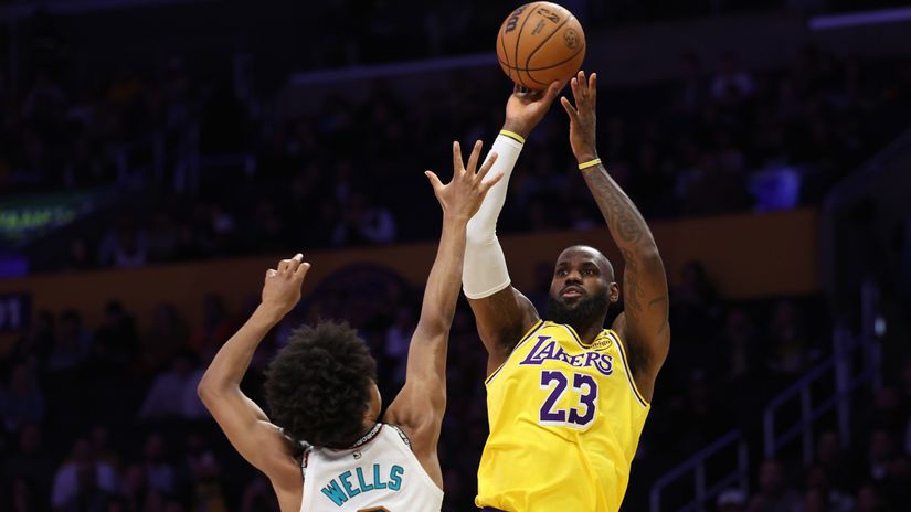 LeBron shoots against the Grizzlies (©Harry How/Getty Images)