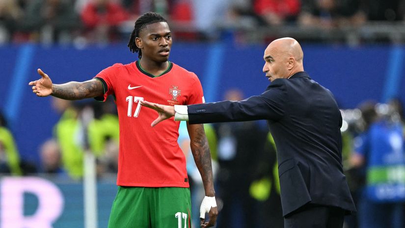 Rafael Leao and Roberto Martinez(©AFP)