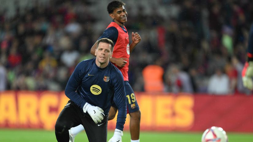 Szczesny of FC Barcelona warms up with teammate Lamine Yamal (©David Ramos/Getty Images)