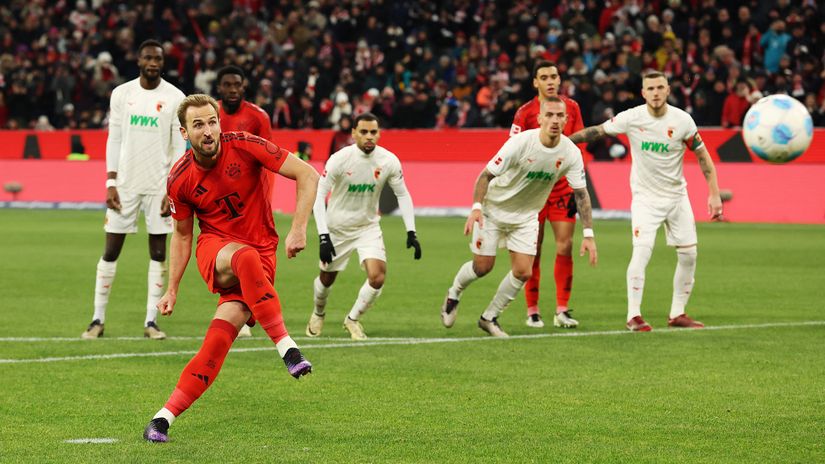 Kane scores twice from the spot against Augsburg (©Alexander Hassenstein/Getty Images)