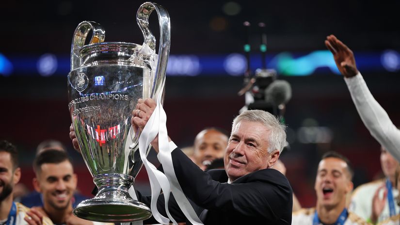 Carletto, with his back to the wall, announces: "See you in Munchen in May"