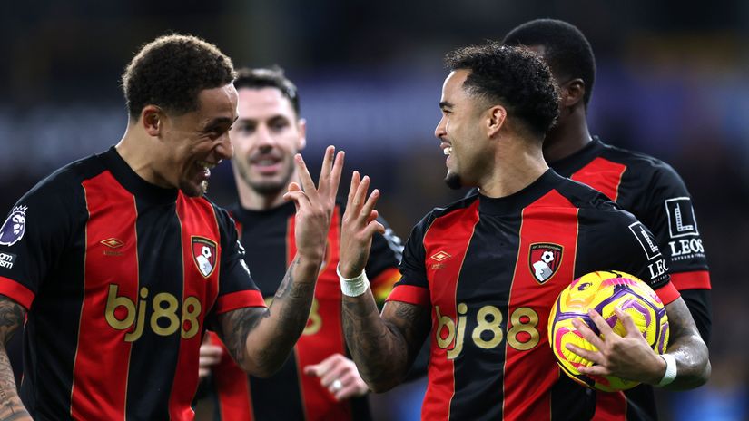 Tavernier (left) and Kluivert (with the ball) of Bournemouth count how many penalties the Dutchman scored(©Carl Recine/Getty Images)