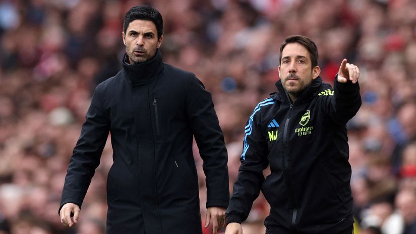 Arteta and Jover's usual position ahead of Arsenal's set pieces(©Reuters/Paul Childs/Gallo Images)