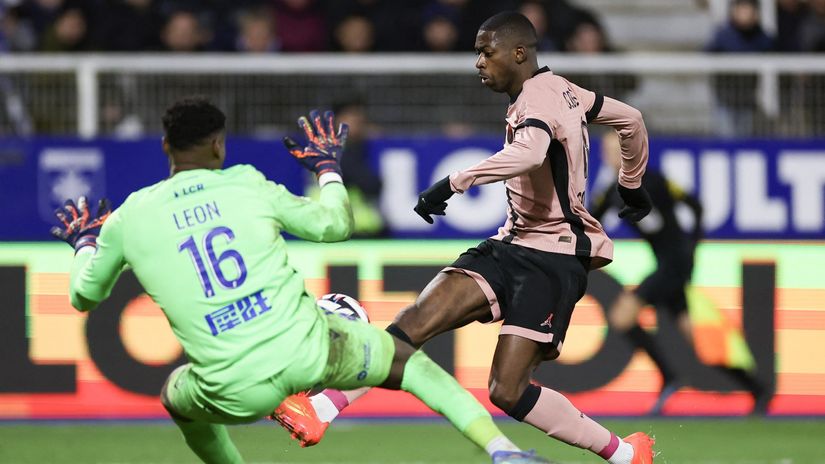 Leon of Auxerre stops Dembele of PSG(©AFP)