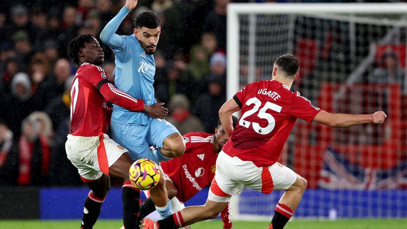 Gibbs-White gets away past three United players (©Clive Brunskill/Getty Images)