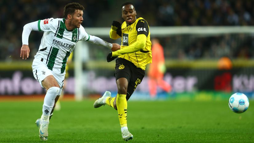 Jamie Bynoe-Gittens of Borussia Dortmund (right) against Moenchengladbach tonight (©Leon Kuegeler/Getty Images)