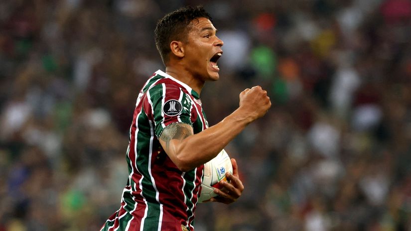 Thiago Silva celebrates in Fluminense shirt (©REUTERS/Sergio Moraes)