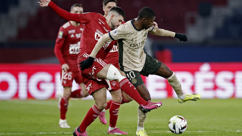Le Cardinal tries to stop Ousmane Dembele of PSG (©REUTERS/Benoit Tessier)