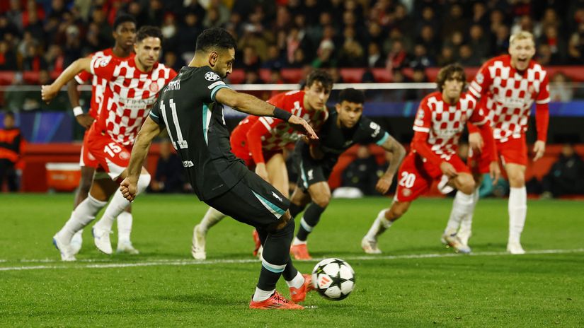 Salah fires from the spot and scores (©REUTERS/Albert Gea)