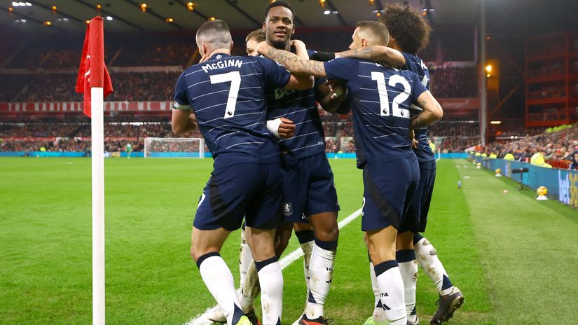 Duran celebrates with his teammates after scoring against Tricky Trees (©)