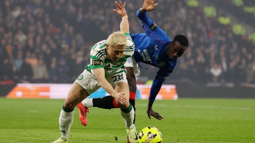 Celtic's Daizen Maeda in action with Rangers' Mohammed Diomande (©REUTERS/Russell Cheyne)
