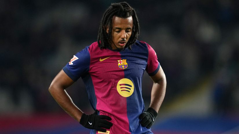 Jules Kounde looks dejected (©Alex Caparros/Getty Images)