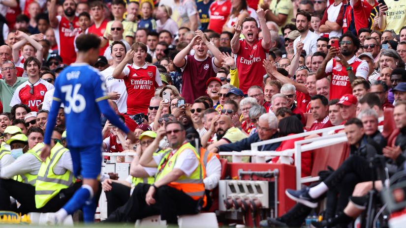 Arsenal fans gesture towards Dele Alli (©Marc Atkins/Getty Images)